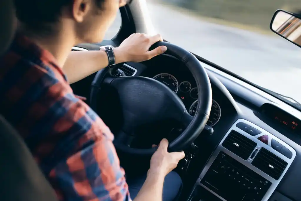 homme qui conduit après avoir récupérer son permis